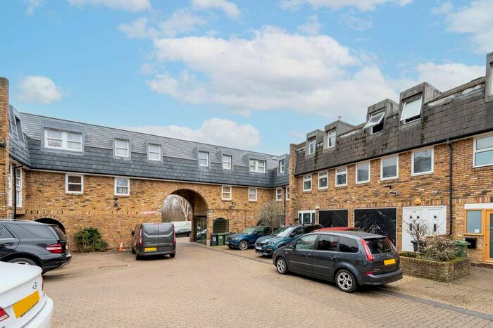 2 Bedroom Maisonette To Rent In Yeoman Close, West Norwood, London, SE27