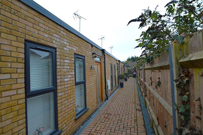 1 Bedroom Terraced House For Sale In Kneller Road, Whitton/Twickenham, TW2