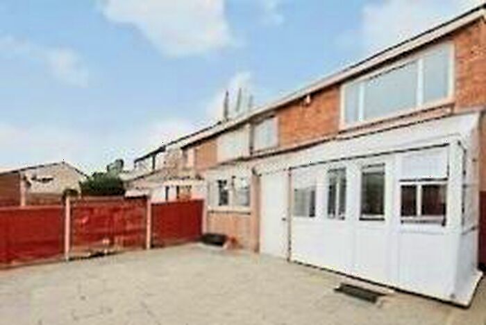 3 Bedroom Semi-Detached House To Rent In Mallory Avenue, Caversham Park Village, RG4