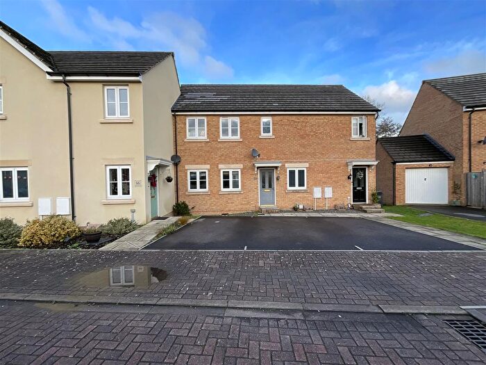 2 Bedroom Flat To Rent In Roy King Gardens, Bristol, BS30