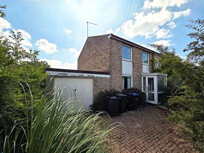Semi-Detached House For Sale In Nursteed Close, Devizes, SN10