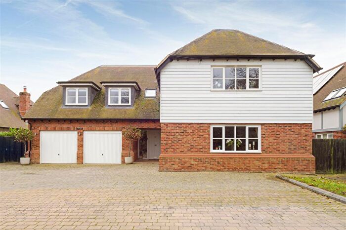 5 Bedroom Detached House For Sale In The Willows, The Street, Staple, CT3