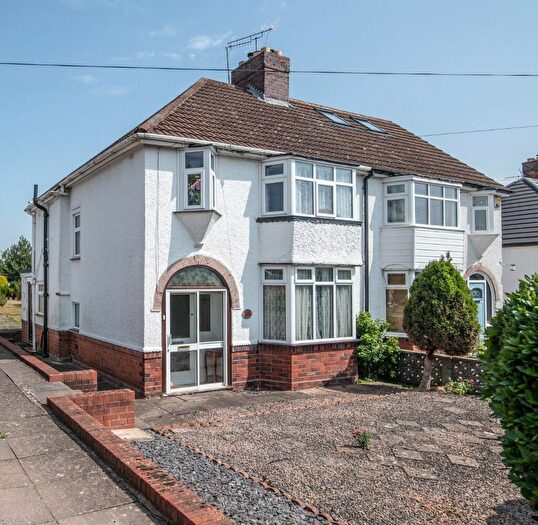 3 Bedroom Semi-Detached House For Sale In Stourbridge Road, Bromsgrove, Worcestershire, B61