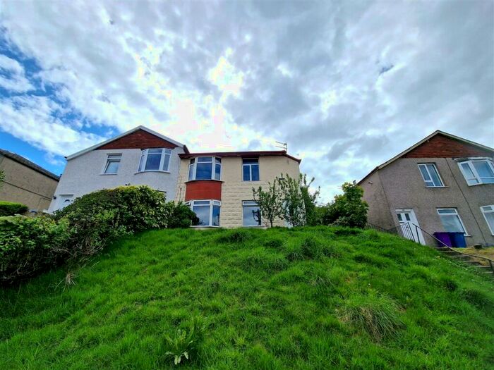 3 Bedroom Apartment To Rent In Curtis Avenue, Kings Park, Glasgow, G44