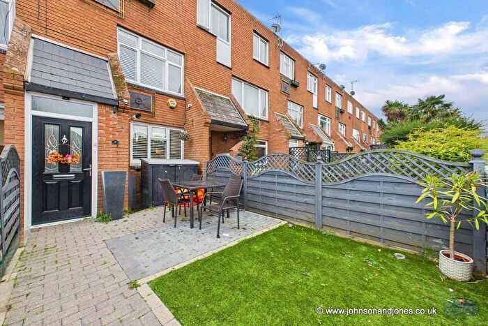 2 Bedroom Property For Sale In Galsworthy Road, Chertsey, KT16