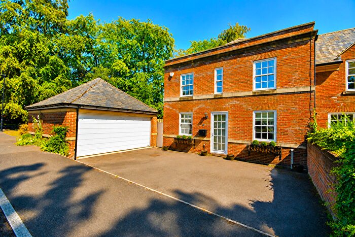 4 Bedroom Town House For Sale In Pemberton Grove, Bawtry, Doncaster, DN10