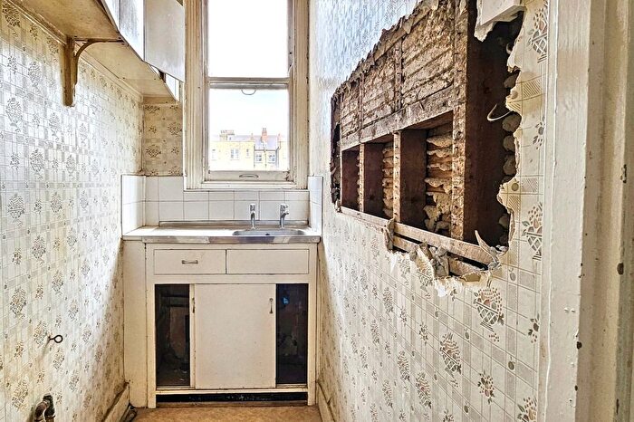 2 Bedroom Flat For Sale In Delaware Road, London, W9