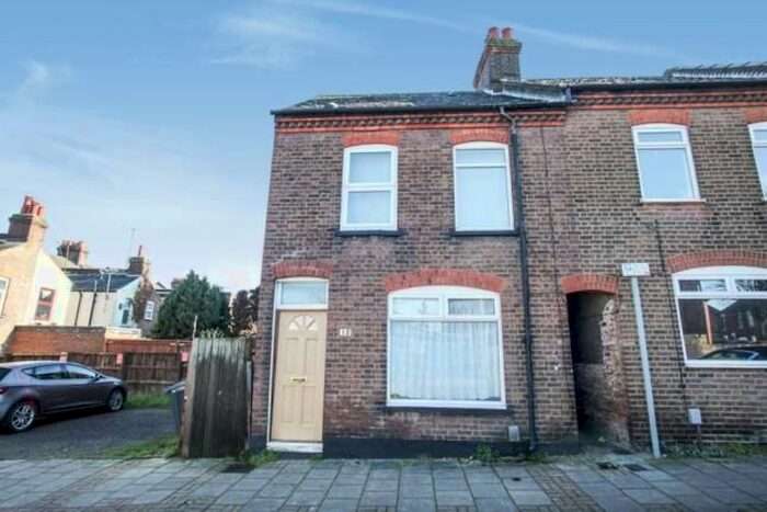 3 Bedroom End Terrace House For Sale In Kingston Road, Luton, LU2