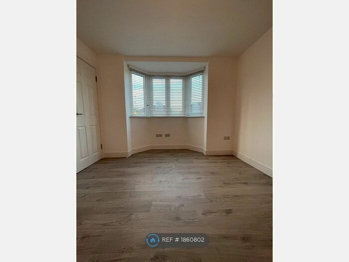 Studio To Rent In Queensland Avenue, London, N18