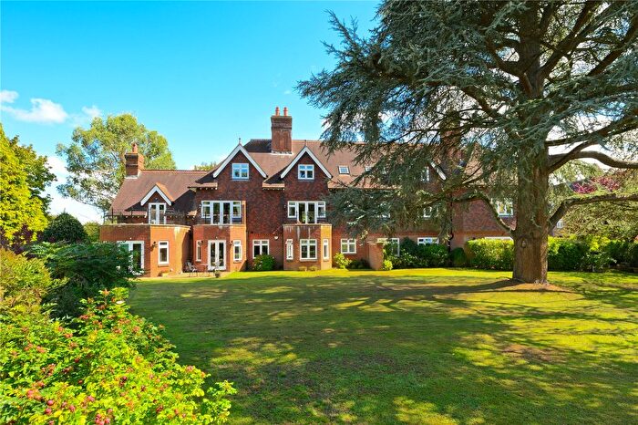 3 Bedroom Flat To Rent In Eyhurst Park, Outwood Lane, Kingswood, Tadworth, KT20