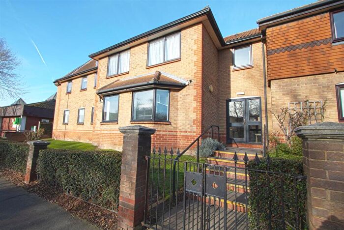 2 Bedroom Apartment For Sale In Queens Park Ave, Billericay, CM12