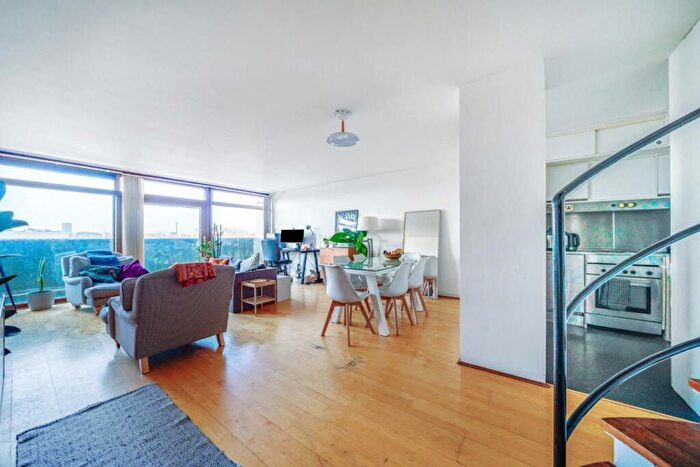 1 Bedroom Flat For Sale In John Trundle Highwalk, Barbican, London, EC2Y