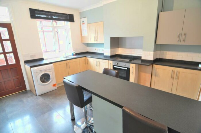 3 Bedroom House To Rent In Cemetery Road, Hemingfield, S73