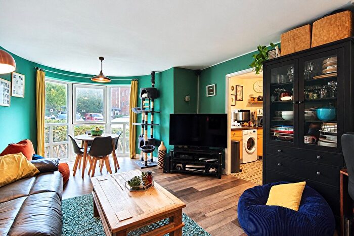 2 Bedroom Flat For Sale In Albatross Close, Beckton, London, E6