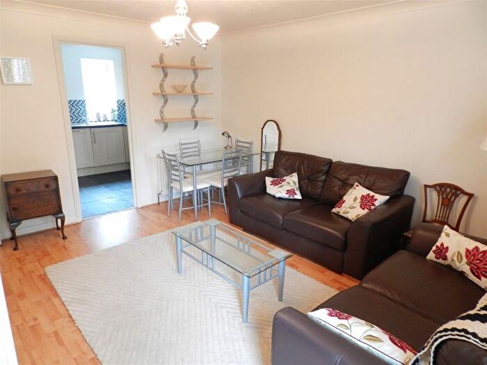 2 Bedroom Flat To Rent In Belgrave Court, Ascalon Street, Battersea, SW8