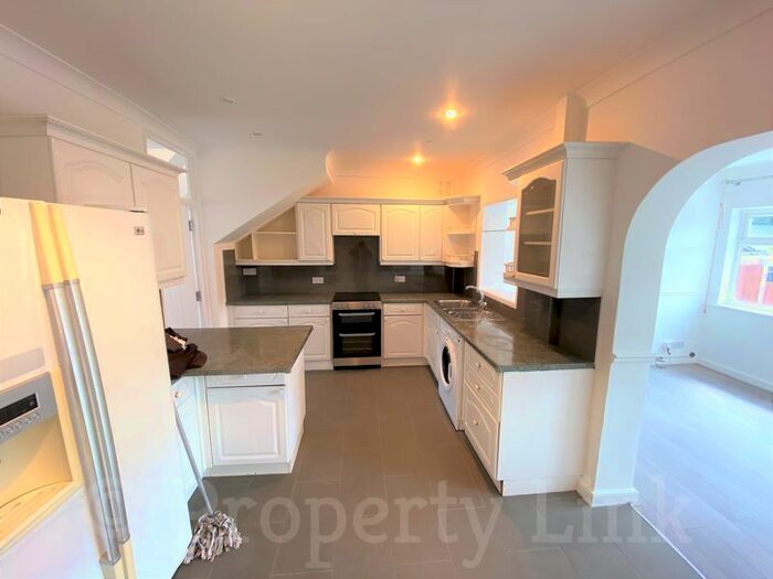 3 Bedroom Property To Rent In Western Avenue, Dagenham, RM10