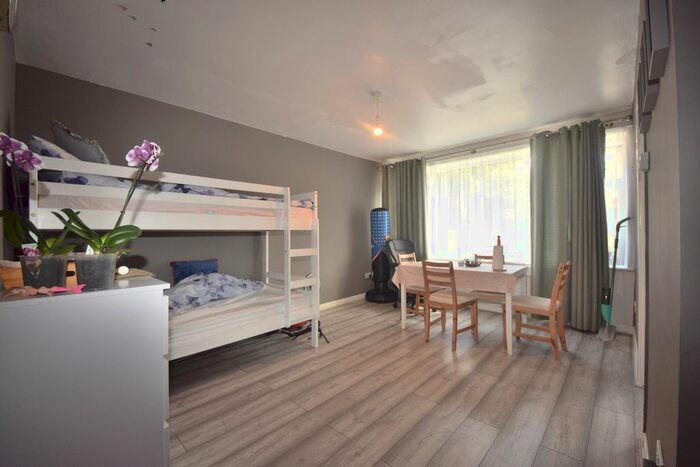 2 Bedroom Flat To Rent In Margaret Way, Redbridge, Ilford, IG4