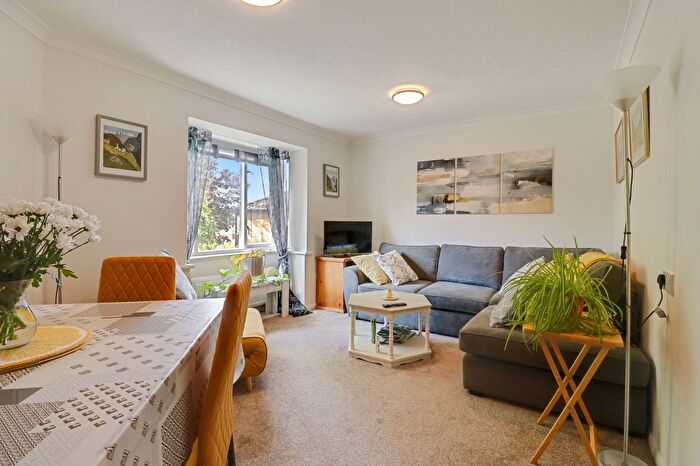 2 Bedroom Maisonette For Sale In West End Lane, Talbot Lodge West End Lane, KT10