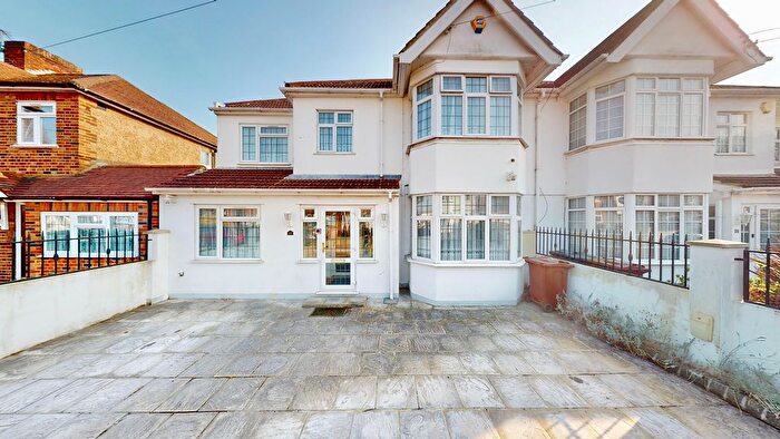 6 Bedroom Semi-Detached House To Rent In Avondale Gardens Off Wellington Road South, Hounslow, TW4