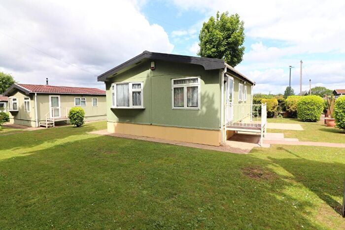 2 Bedroom Mobile/park Home To Rent In Westbourne Park, Nursery Road, Luton, Bedfordshire, LU3