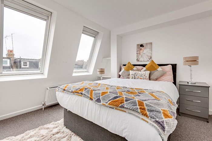 3 Bedroom Flat To Rent In Biscay Road, Hammersmith, W6