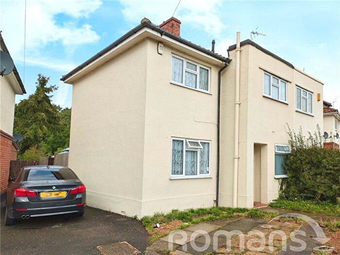 3 Bedroom Semi-Detached House For Sale In London Road, Earley, Reading, RG6