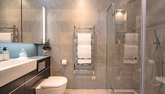 2 Bedroom Flat To Rent In Thornes House, Charles Clowes Walk, London, SW11