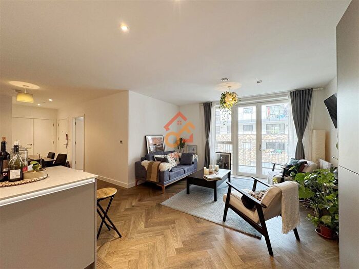 3 Bedroom Flat To Rent In Hodge House, Granville Road, London, NW6