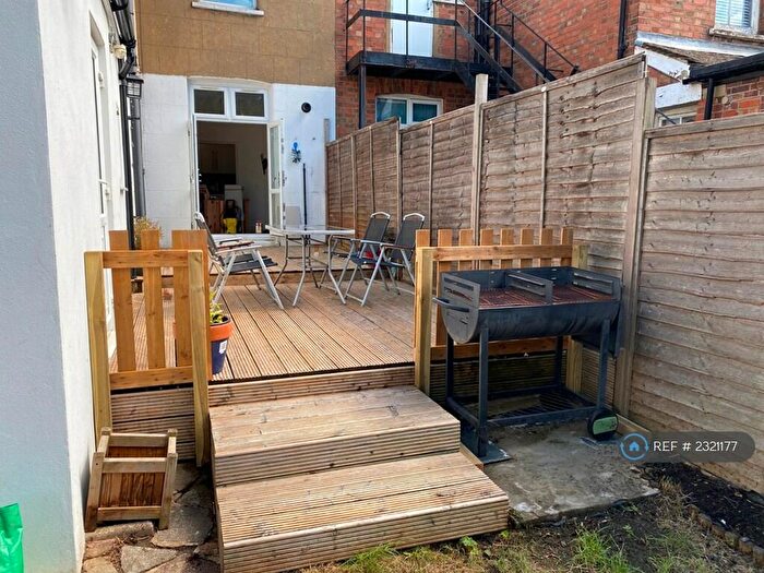 2 Bedroom Flat To Rent In Ballards Lane, London, N3