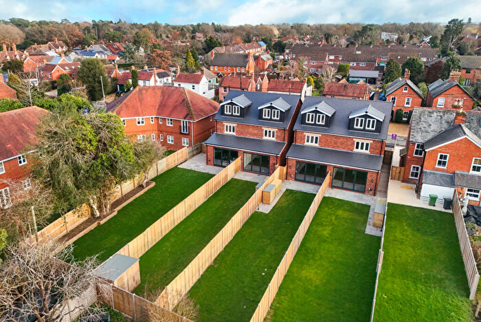 3 Bedroom Semi Detached House For Sale In Windmill Road, Mortimer Common, Reading, Berkshire, RG7