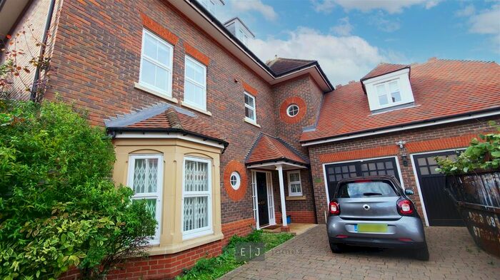 6 Bedroom Detached House To Rent In Regents Drive, Woodford Green, IG8