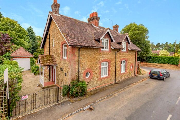 3 Bedroom Semi-Detached House For Sale In The Street, Frensham, Farnham, GU10