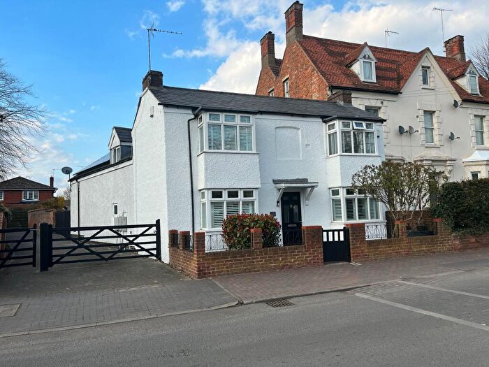 4 Bedroom Link Detached House For Sale In High Street, Newport Pagnell, MK16