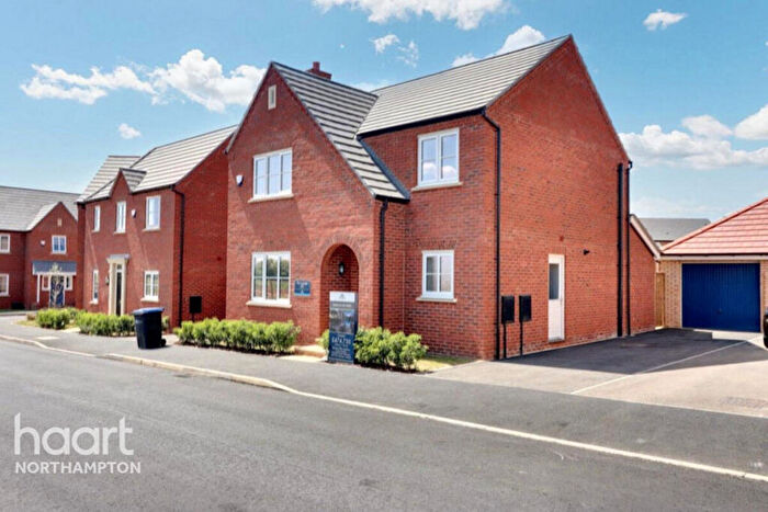 4 Bedroom Detached House For Sale In Weedon Road, Northampton, NN5