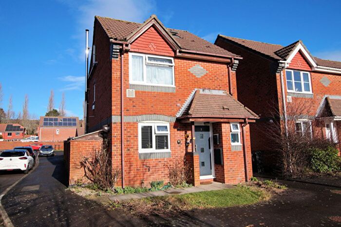 4 Bedroom Link Detached House For Sale In Hopkins Close, Portchester Borders, PO6