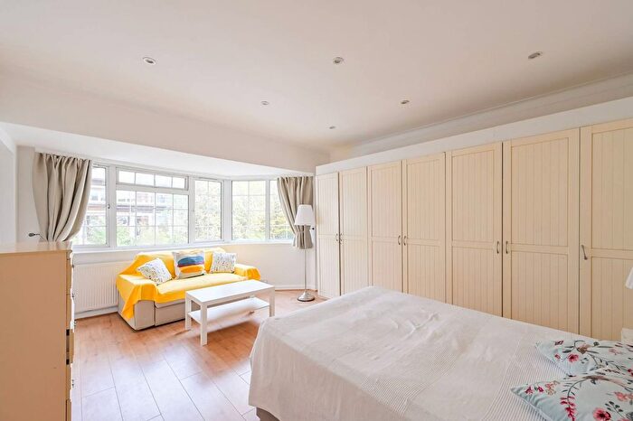 Studio To Rent In Clifton Gardens, Temple Fortune, London, NW11