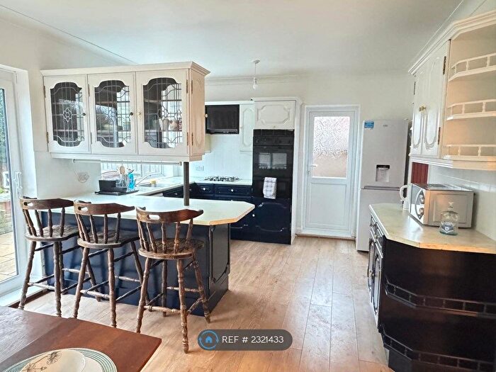 3 Bedroom Semi-Detached House To Rent In Alton Road, Luton, LU1