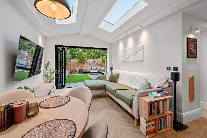 2 Bedroom Maisonette To Rent In Kingston Road, Wimbledon Chase, SW20