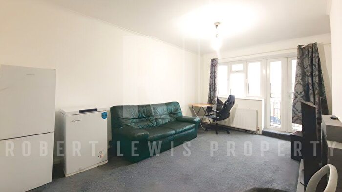 2 Bedroom Flat To Rent In Basing Way, London, N3