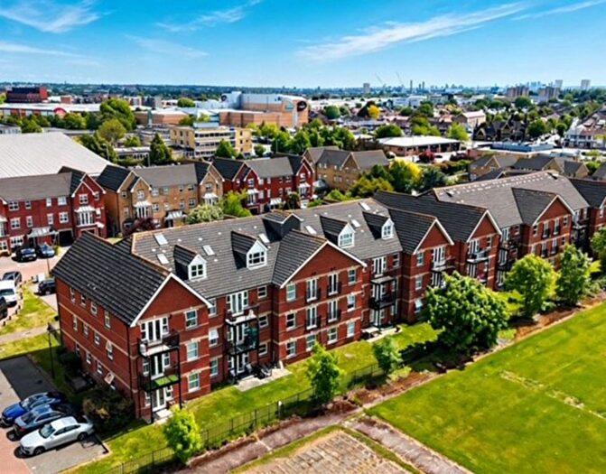 2 Bedroom Flat For Sale In Cobham Close, Enfield, EN1