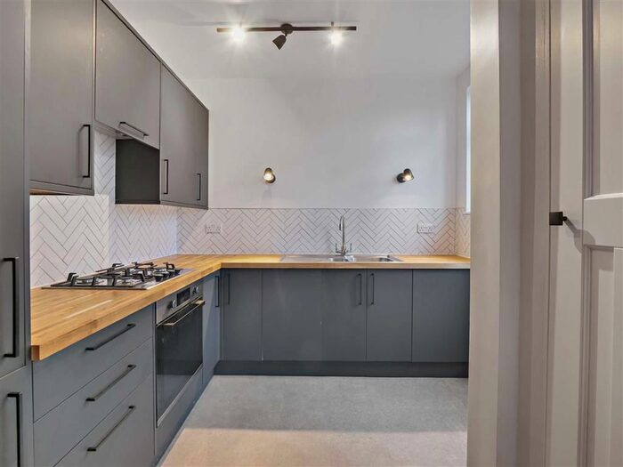 4 Bedroom Flat To Rent In Southcroft Road, Tooting SW16