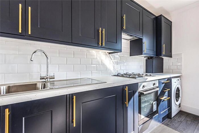 2 Bedroom Flat To Rent In St Albans Crescent, Wood Green, London, N22
