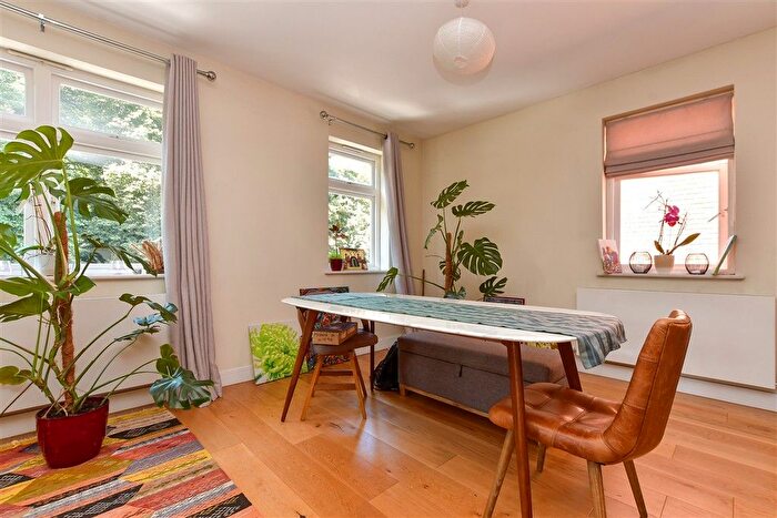 2 Bedroom Flat For Sale In Bell Street, Reigate, Surrey, RH2