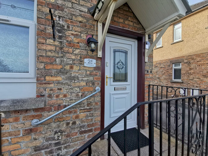 2 Bedroom Ground Flat To Rent In Riverside Gardens, Cronberry, KA18