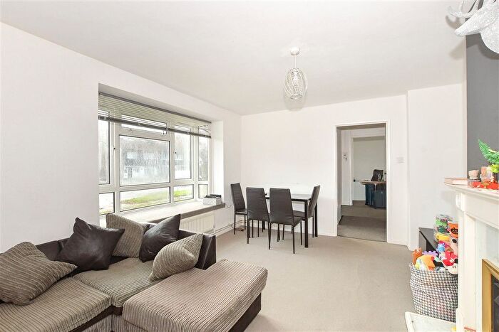 2 Bedroom Flat For Sale In Boswell Road, Tilgate, Crawley, West Sussex, RH10