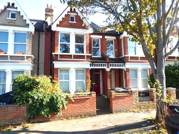 3 Bedroom Flat To Rent In Clive Road, London, SE21