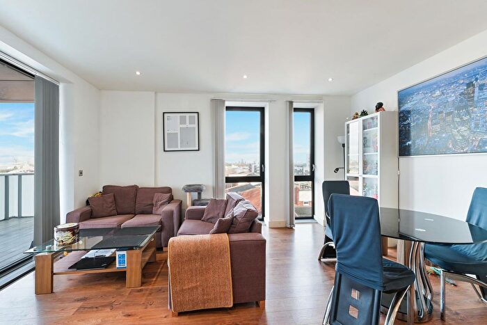 2 Bedroom Flat For Sale In Lighterman Point, London, E14