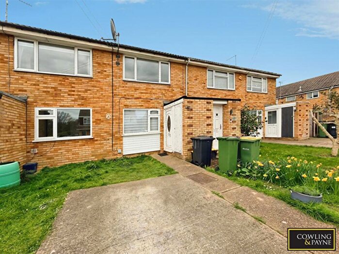2 Bedroom Maisonette For Sale In Milton Close, Rayleigh, Essex, SS6
