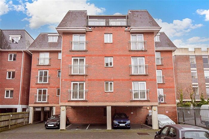2 Bedroom Flat For Sale In Vectis Way, Cosham, Portsmouth, Hampshire, PO6