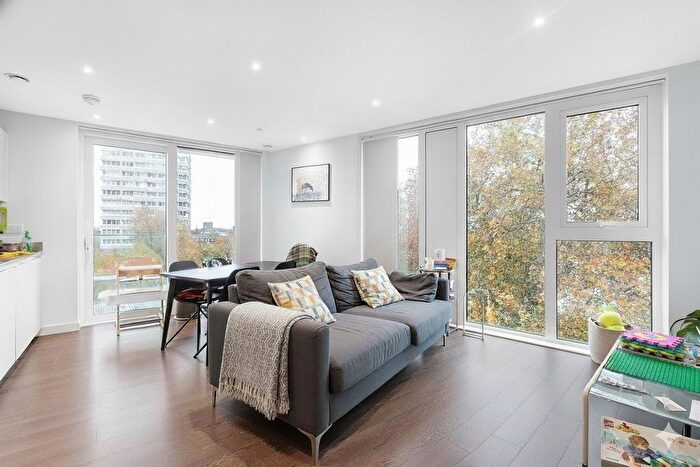 2 Bedroom Flat To Rent In Newnton Close, London, N4